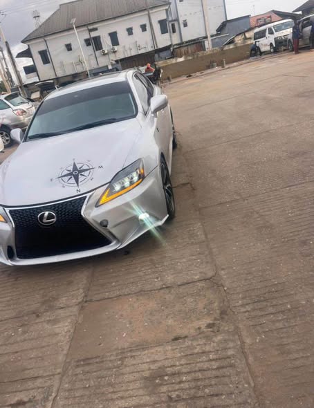 A picture of Lexus is250