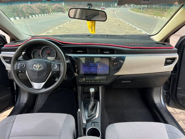A picture of TOYOTA COROLLA 2015