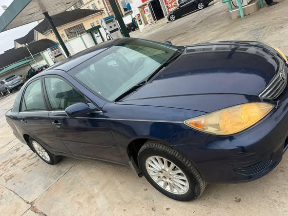 A picture of 2005 Toyota camry le registered sharp
