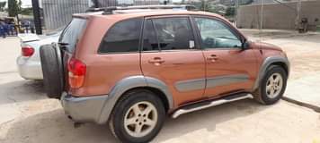 A picture of Direct first body 2004 Toyota RAV4 ac need attention going