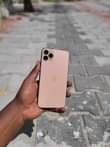 A picture of iphone na laptop