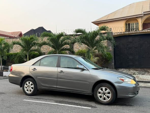 A picture of TOYOTA CAMRY LE 2004