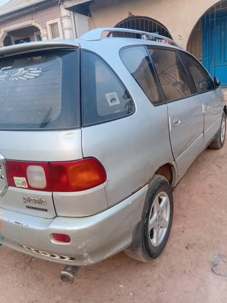 A picture of 2000 Toyota picnic