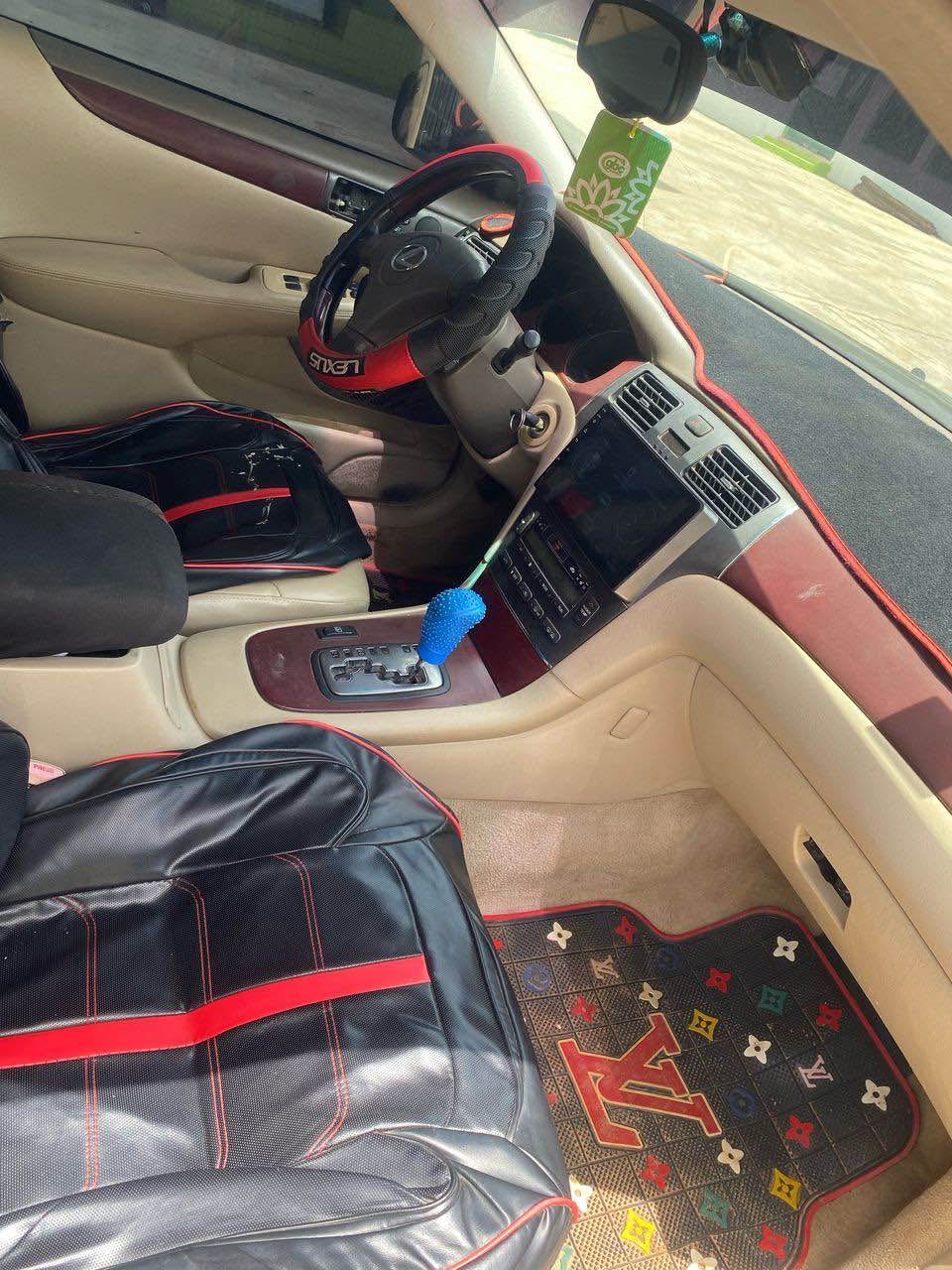 A picture of Lexus 330