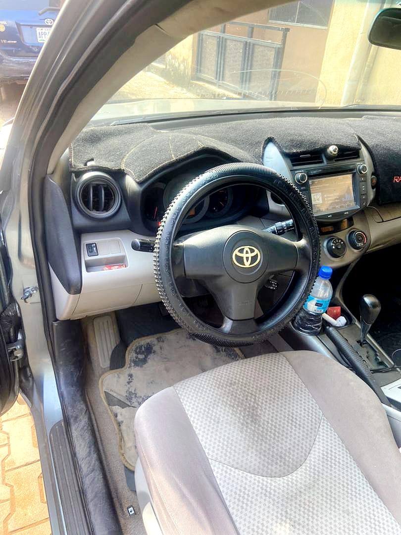 A picture of 09 rav4