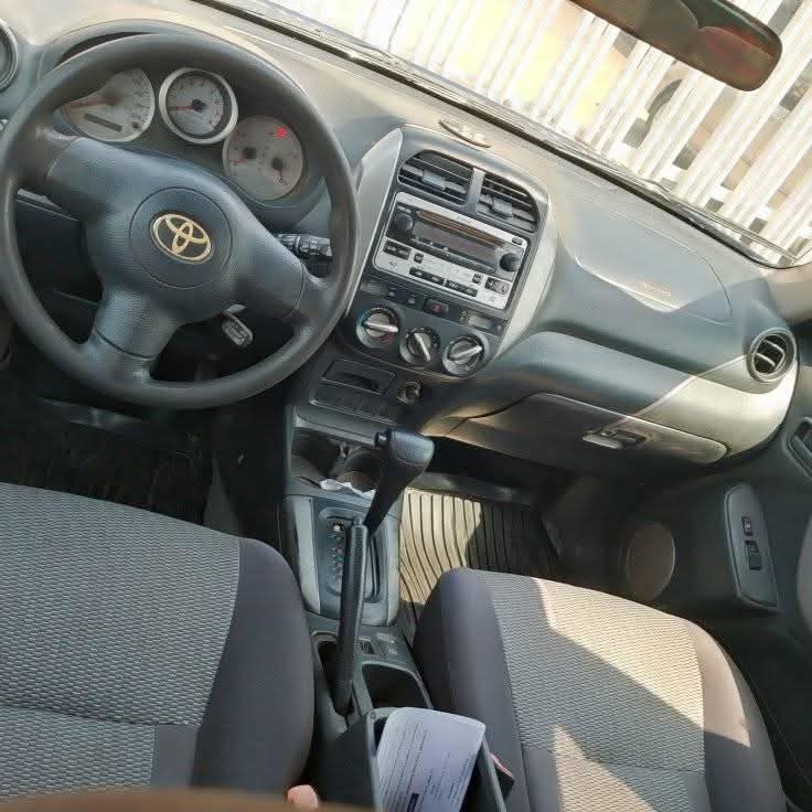 A picture of 2005 Toyota rav4