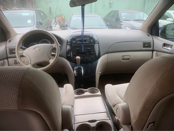 A picture of Toyota sienna 2004 model