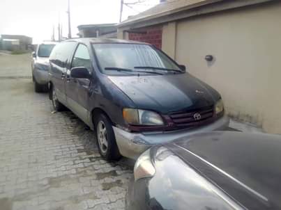 A picture of 2001 TOYOTA Sienna