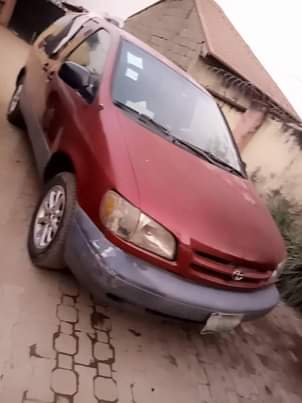 A picture of Toyota sienna 2002 model