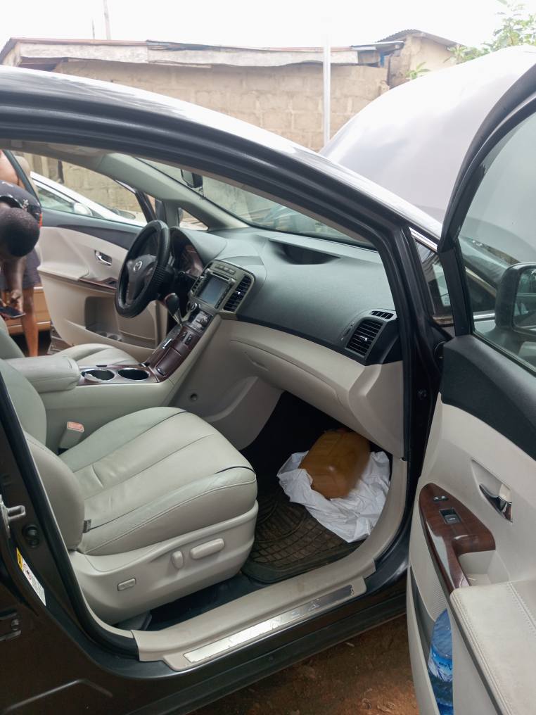 A picture of Toyota Venza 2010.. toks standard 