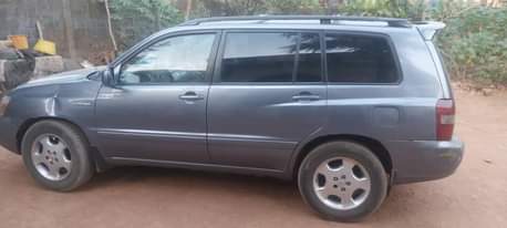A picture of Neatly used 2005 Toyota Highlander with 3 rolls Engine smoking