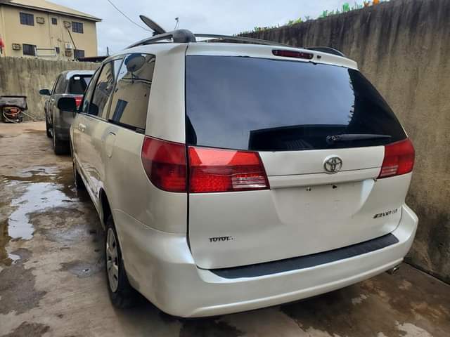 A picture of Toyota sienna 2005 model