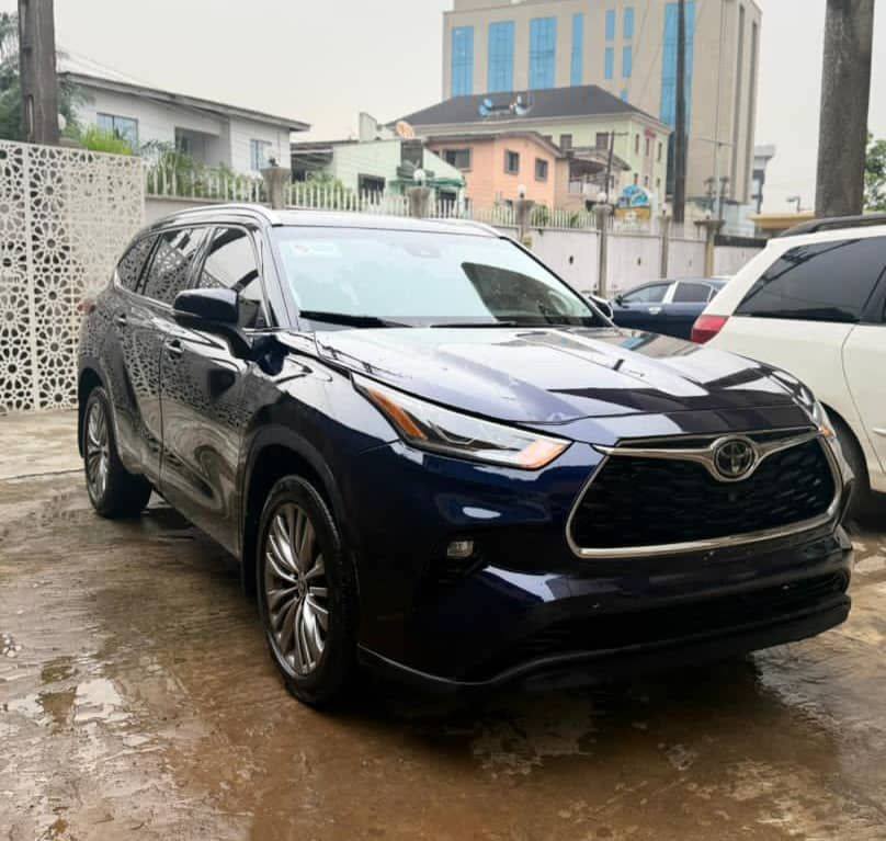 A picture of GOOD DEAL 2021 Toyota Highlander PLATINUM Foreign used 360 Degree