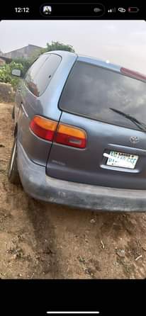 A picture of Toyota Sienna 2000 model