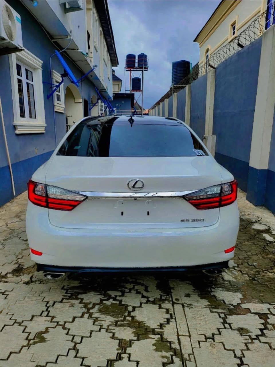 A picture of 2016 Lexus es 350