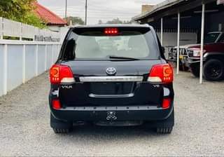 A picture of TOYOTA LANDCRUISER VXR V8