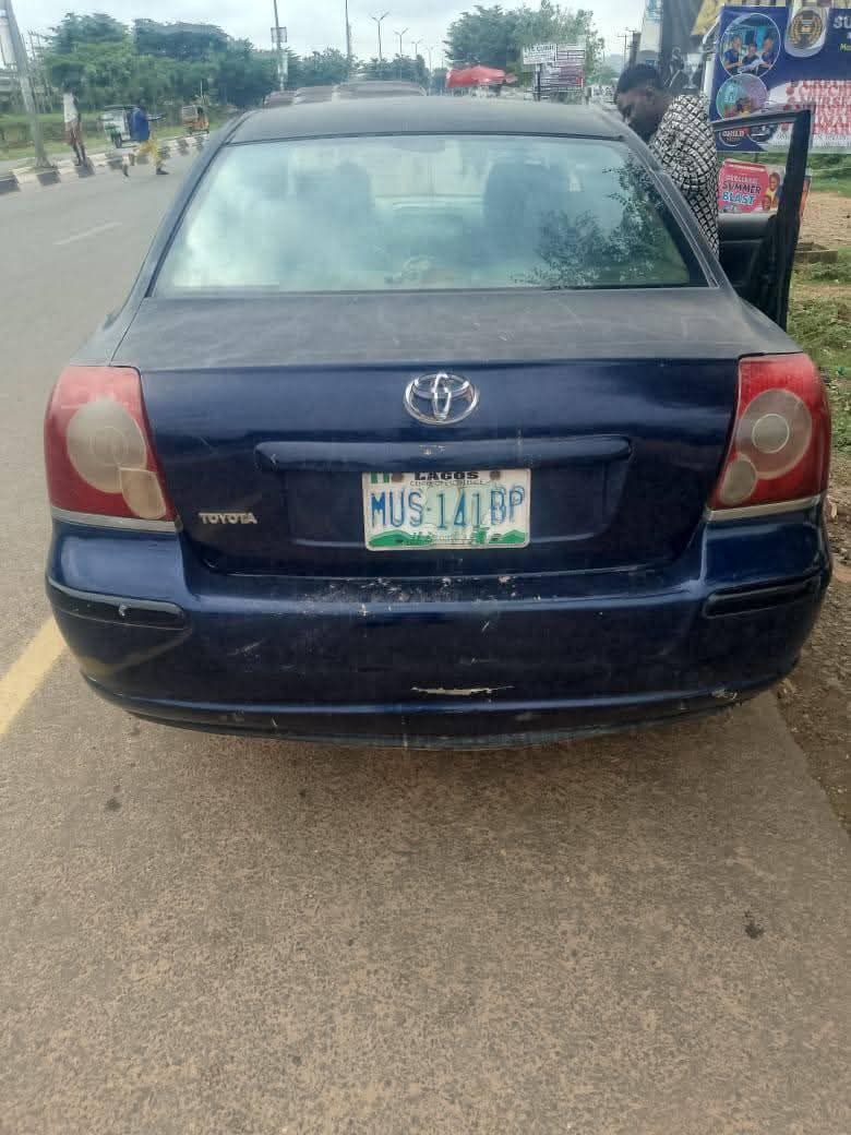 A picture of Toyota avensis is available for sale