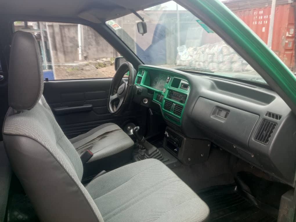 A picture of This is a ruggeding ford ranger pickup with manual driving