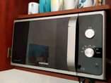A picture of ACHANA NA MCHINA NJOO UJICHUKULIE MICROWAVE USED FROM UK INAPASHA