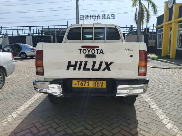 A picture of HILUX ENGINE 5L DEASEL 0693030167