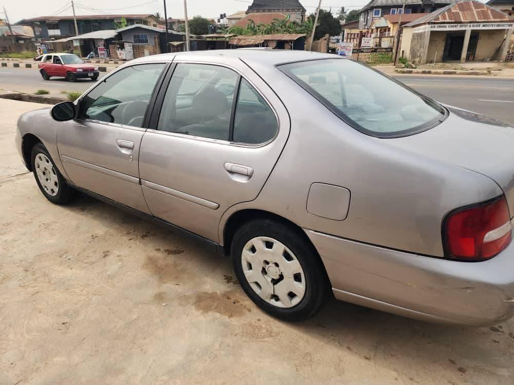 A picture of 2000 Nissan altima