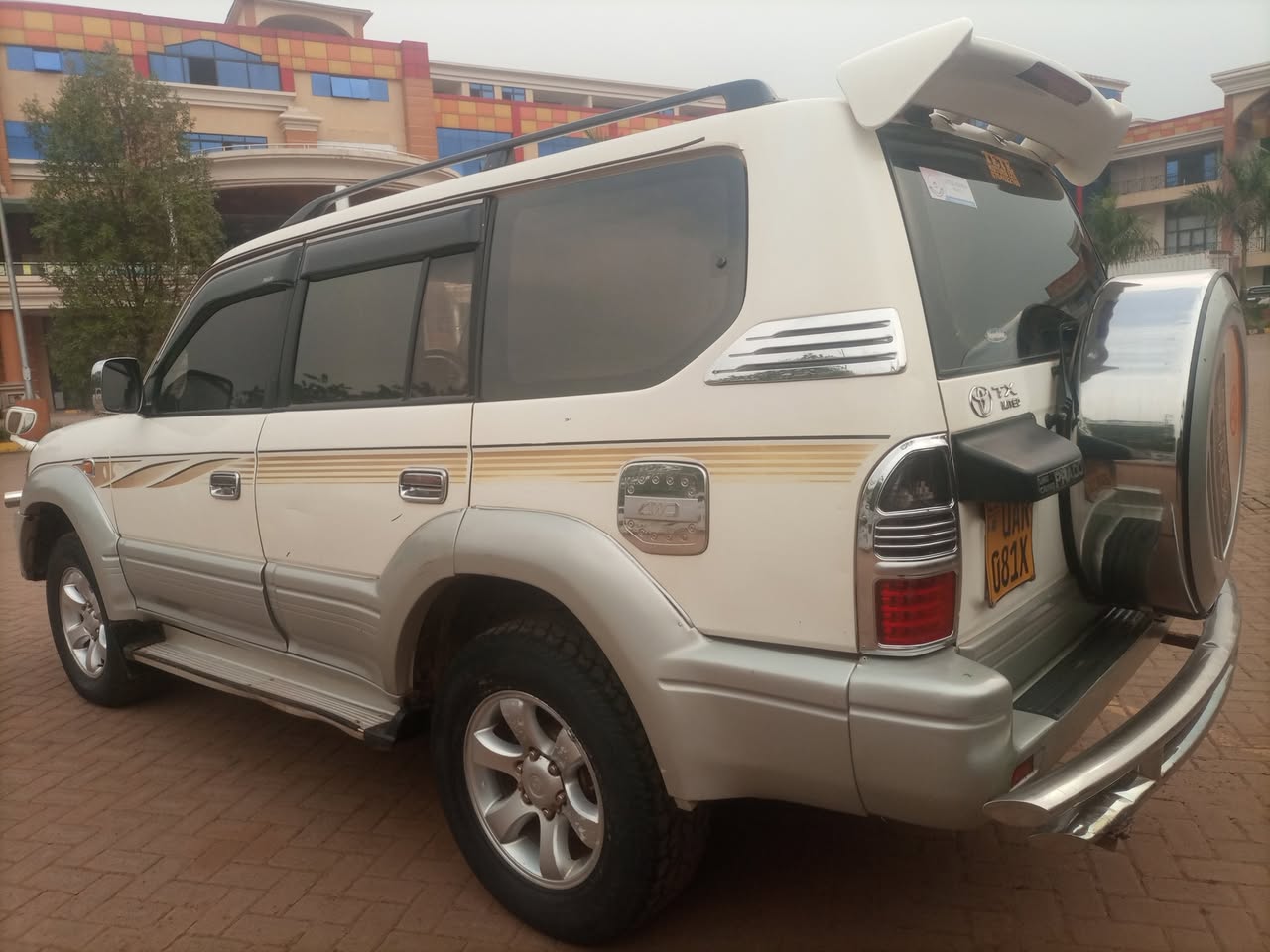 A picture of LAND CRUISER PRADO TX UAR AT 22.5M ITS A BUY