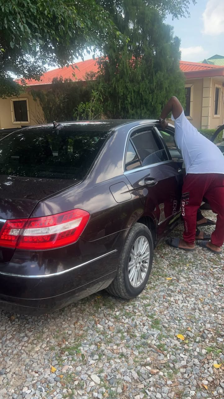 A picture of Mercedes Benz e200