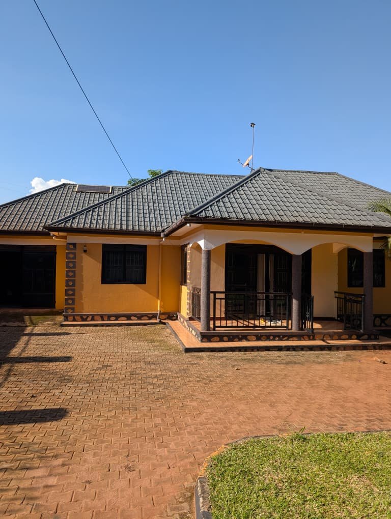 A picture of 4 beds 2 bath House