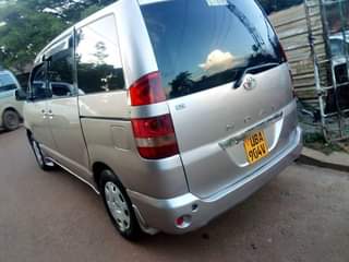 A picture of 2003 Toyota Noah