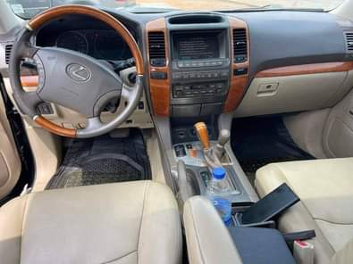 A picture of Lexus GX470 Face lifted to look like the 2020 Prado.