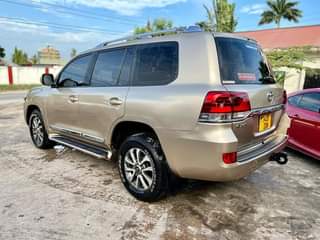 A picture of TOYOTA LAND CRUISER GX R
