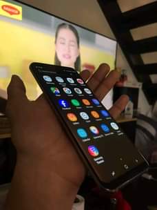A picture of Nauza samsung s8 plus ina creek ndogo pembeni nataka 140