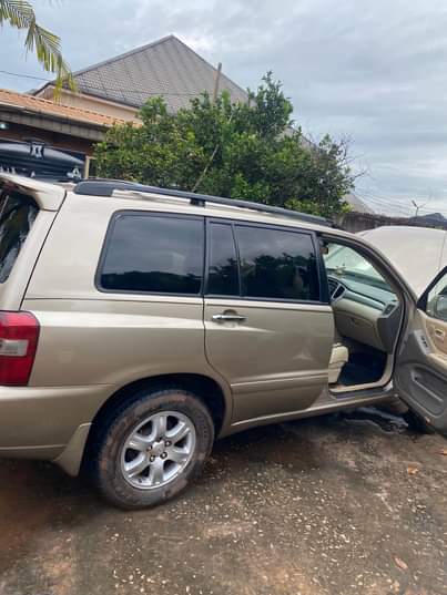 A picture of Well maintained 2005 highlander premium or nothing with all the