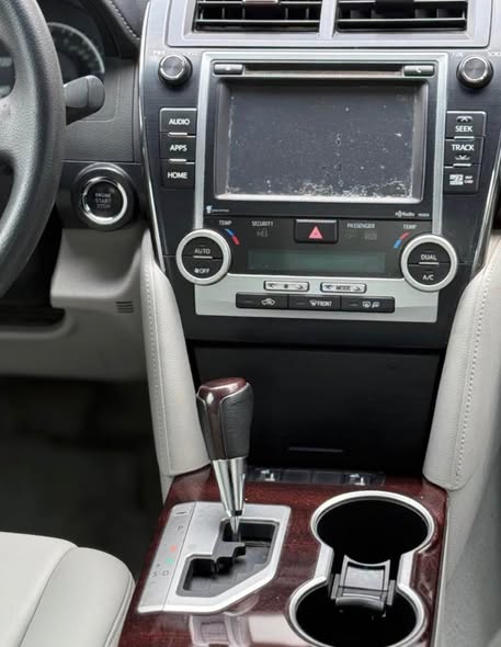 A picture of Foreign use XLE Toyota Camry 2014 with 4 plugs and