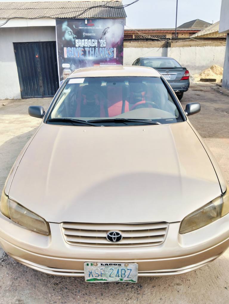 A picture of Toyota Camry le 2000