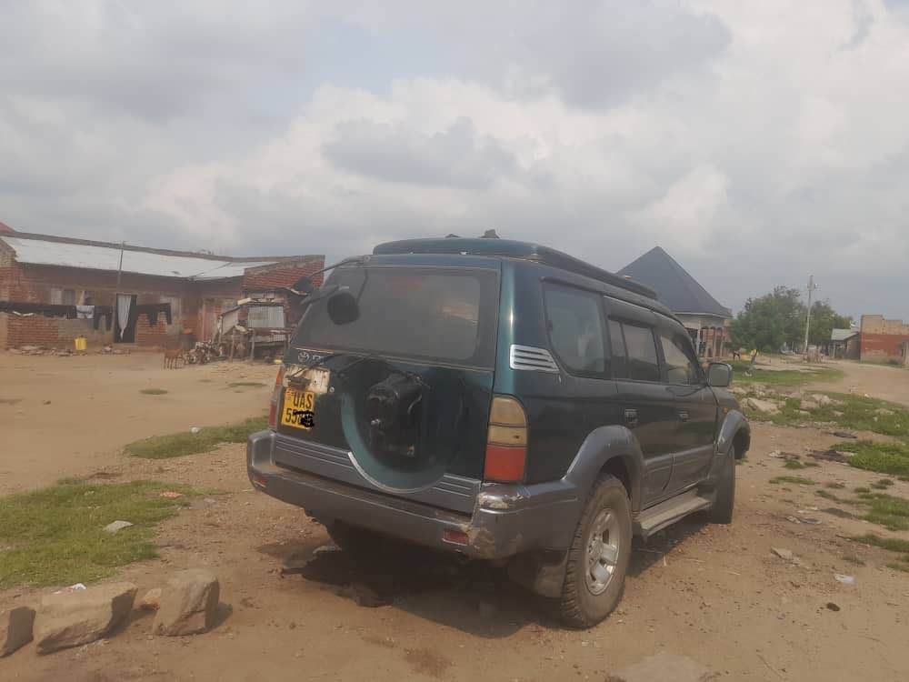 A picture of Toyota harrier and TX prado