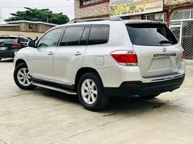 A picture of FOREIGN USED TOYOTA HIGHLANDER SPORT 2012