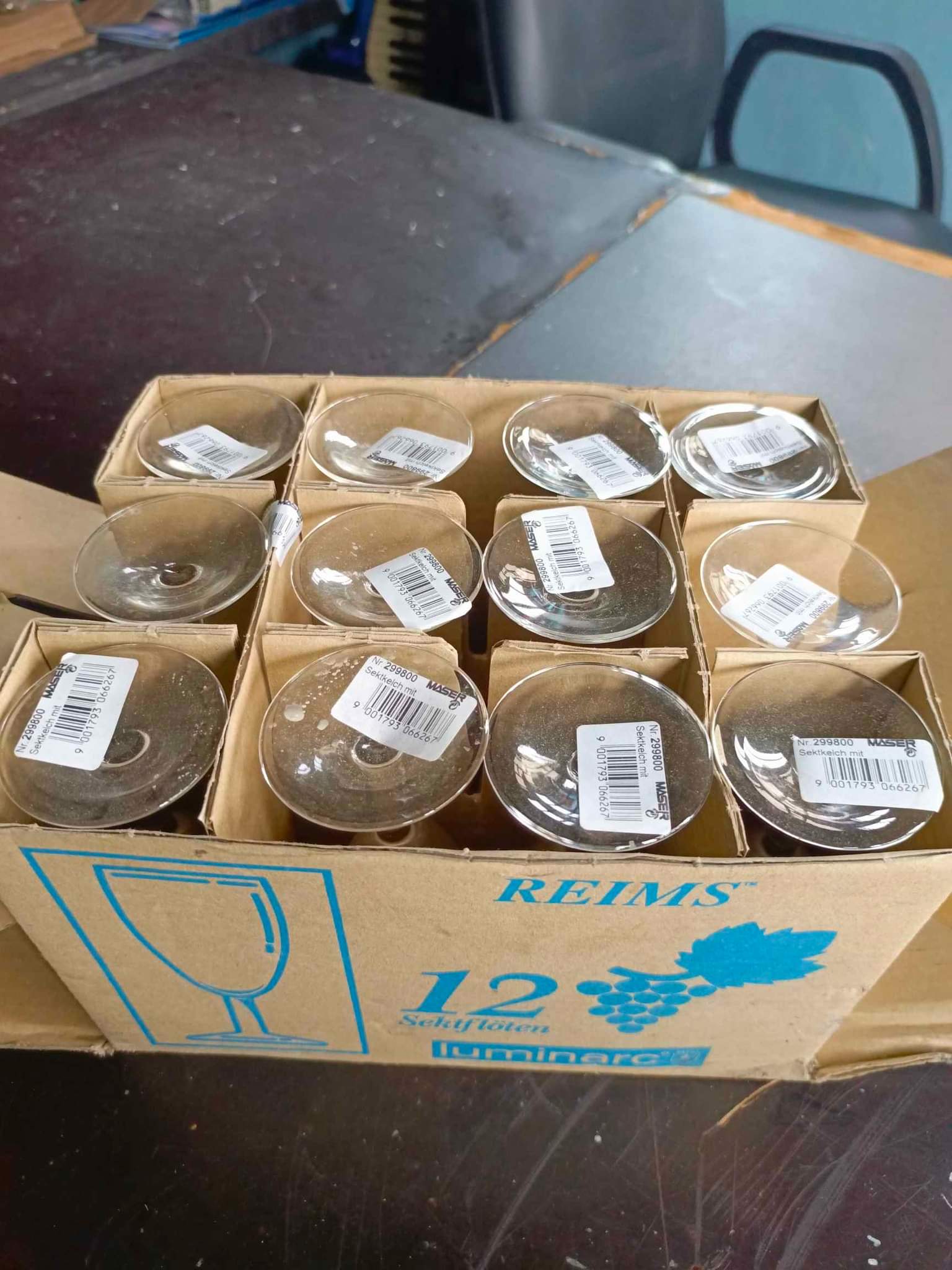 A picture of 12 set champagne glass cups for sale
