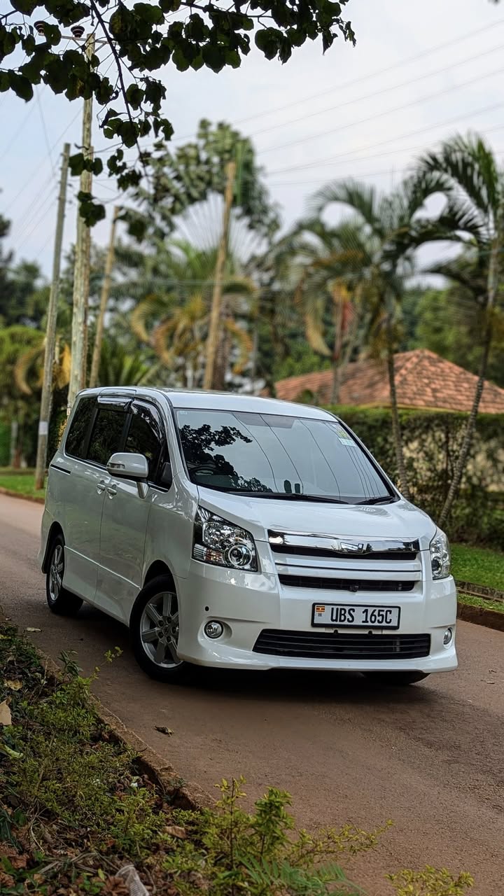 A picture of Toyota Noah SI 2010model