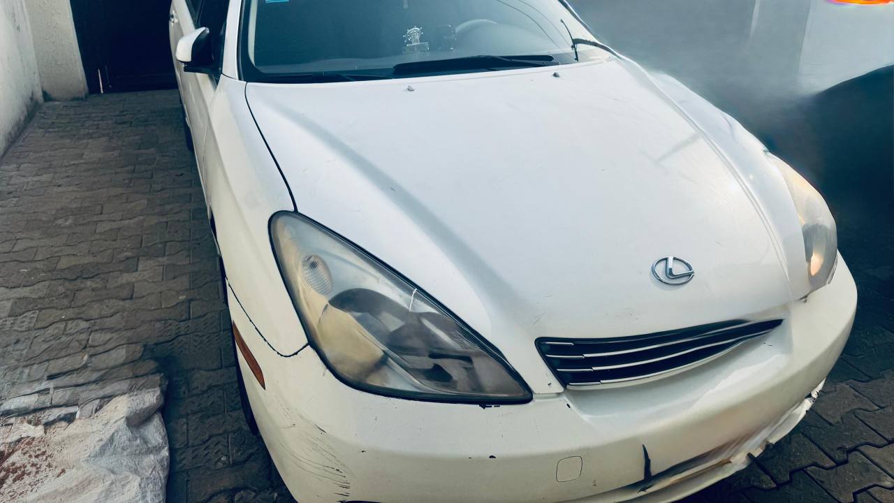 A picture of Lexus Es300