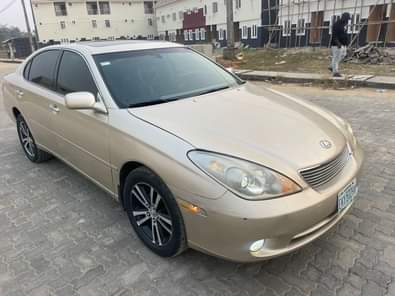 A picture of This is sparkling clean lexus es330 2005 model toks standard