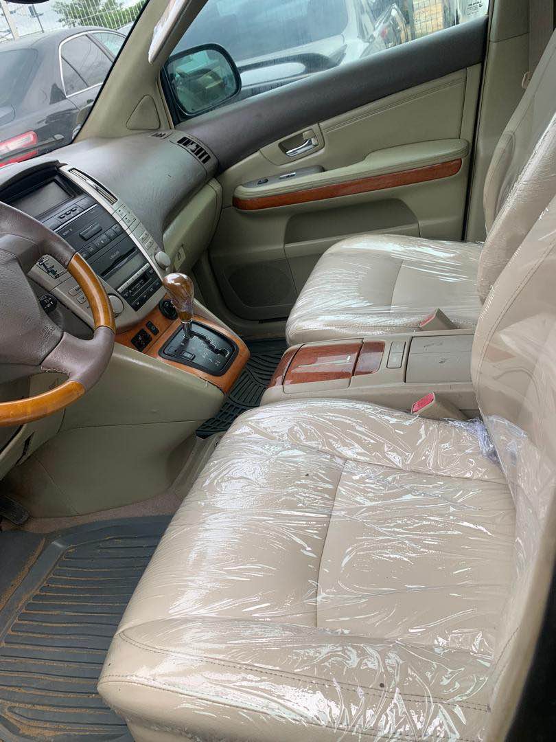 A picture of Sharp Lexus rx330 7 5m