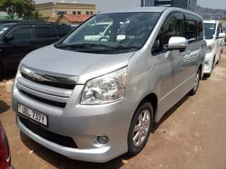 A picture of TOYOTA NOAH