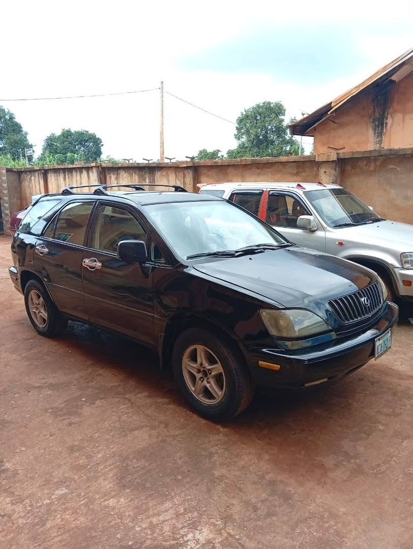 A picture of Neat Lexus RX300