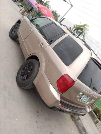 A picture of Honda pilot 2003 registered very clear with painted on first