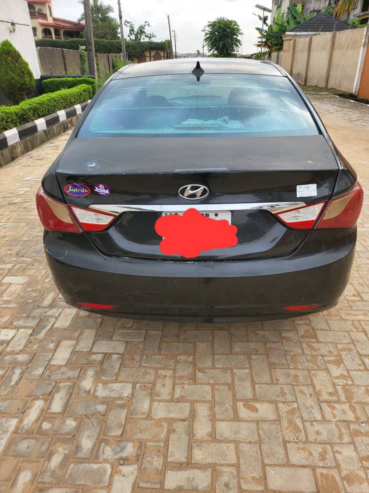 A picture of Hyundai Sonata 2012