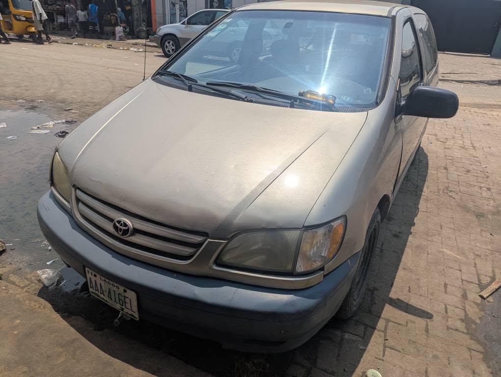 A picture of First body 2001 Toyota sienna