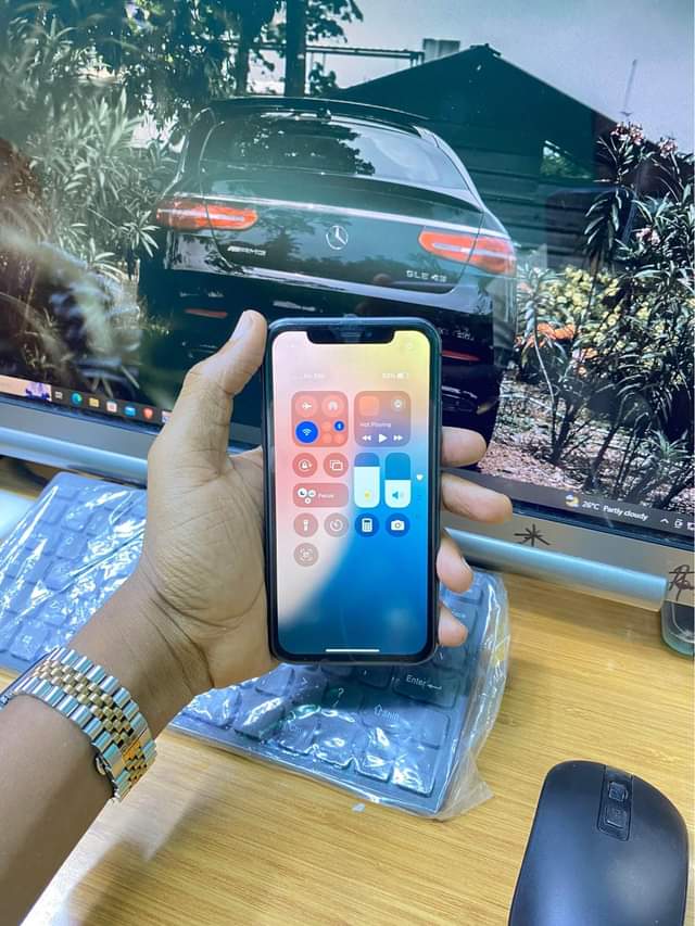 A picture of iPhone 11 64gb NO FACE DM BM 