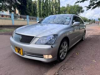 A picture of Toyota crown