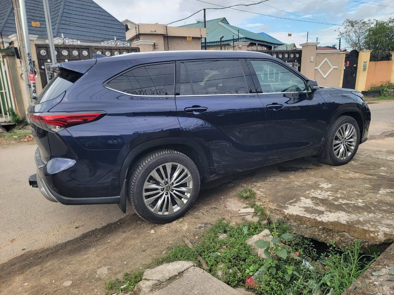 A picture of 2022 Highlander platinum